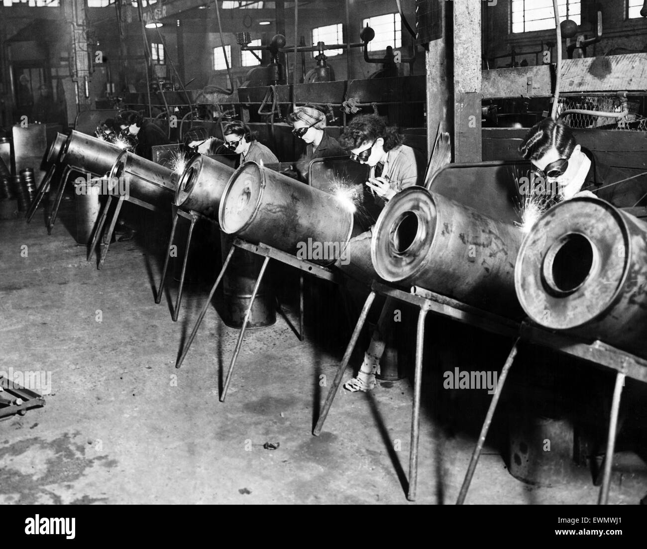 Frauen arbeiten bei der Brough, dazu beitragen, die enorme Nachfrage nach Stahl Fässer und Container aller Art. 10. Januar 1946. Stockfoto