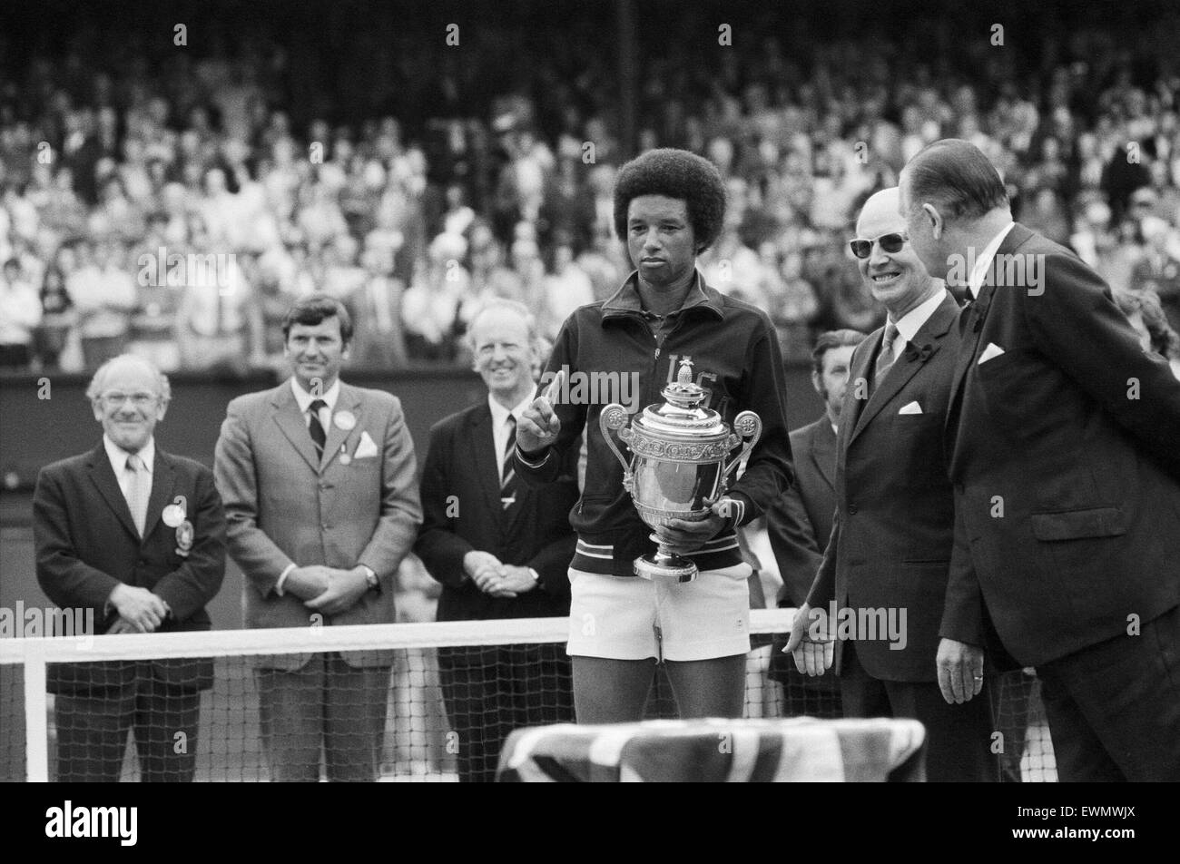 Arthur Robert Ashe, Jr. (10. Juli 1943 - 6. Februar 1993) war eine amerikanische Welt Nr. 1 Tennisspielerin Ashe, ein Afroamerikaner war der erste schwarze Spieler ausgewählt, um die Vereinigten Staaten Davis-Cup-Team und der einzige schwarze Mann jemals um die Sünde zu gewinnen Stockfoto