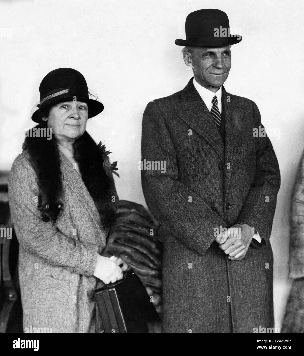 US-amerikanischer Geschäftsmann Henry Ford, der Gründer der Ford Motor Company, kommt an Southampton, England nach seiner Überfahrt von New York an Bord der White Star Liner Majestic. Hier ist er mit seiner Frau Clara Bryant Ford abgebildet.  6. April 1928. Stockfoto