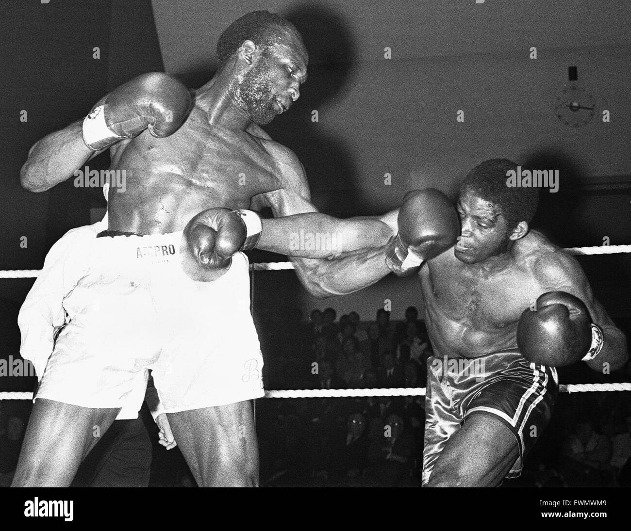 Hase-Johnson (links) gesehen hier in Aktion während seines Kampfes gegen Harry 'Schnee' White am Civic Hall (South Staffs Sporting Club), Wolverhampton, West Midlands, 17. Mai 1977 Stockfoto