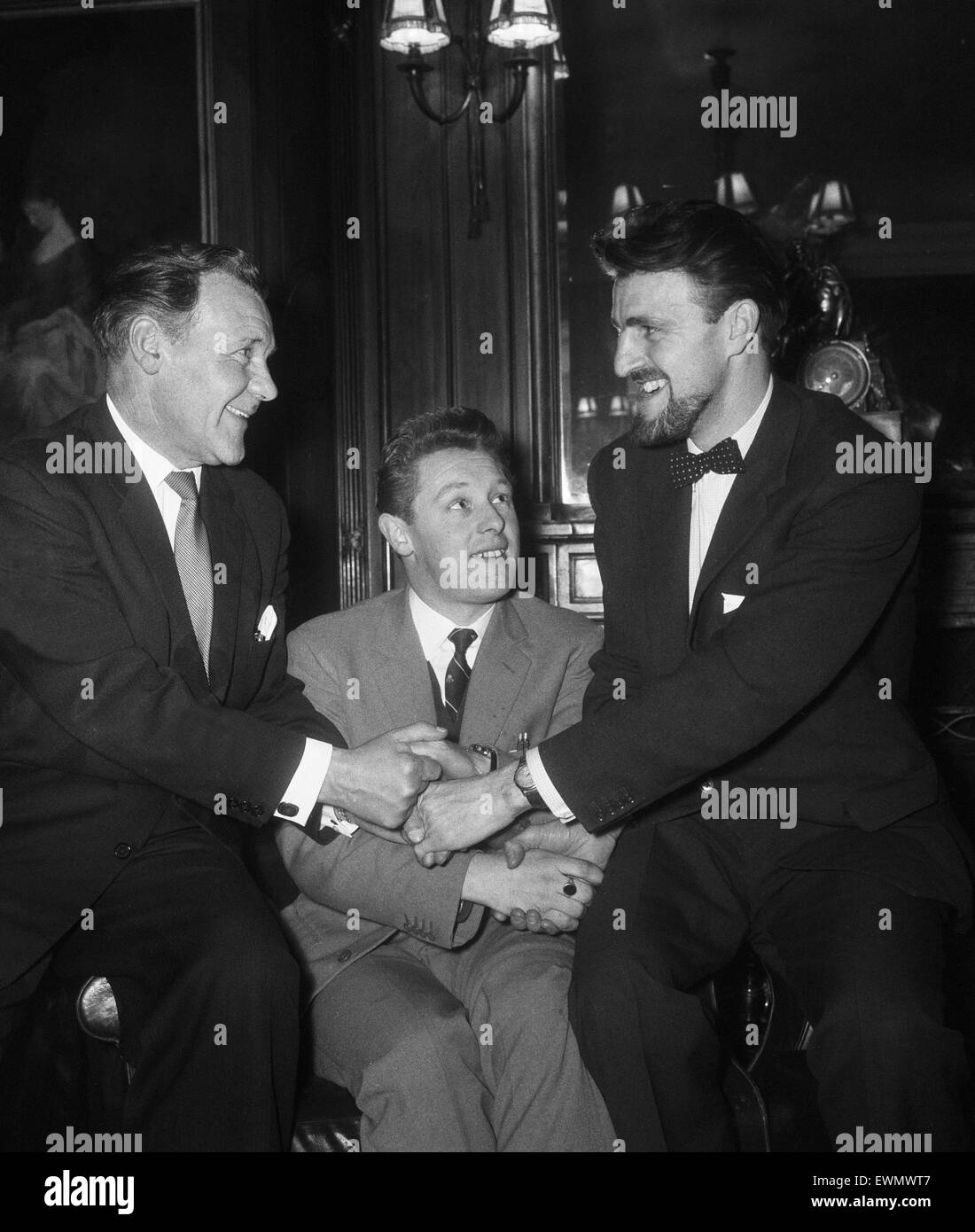 (Links-rechts) Billy Lane, Manager von Gravesend, Roy Dwight und Jimmy Hill Manager von Coventry City. 3. Januar 1962 Stockfoto