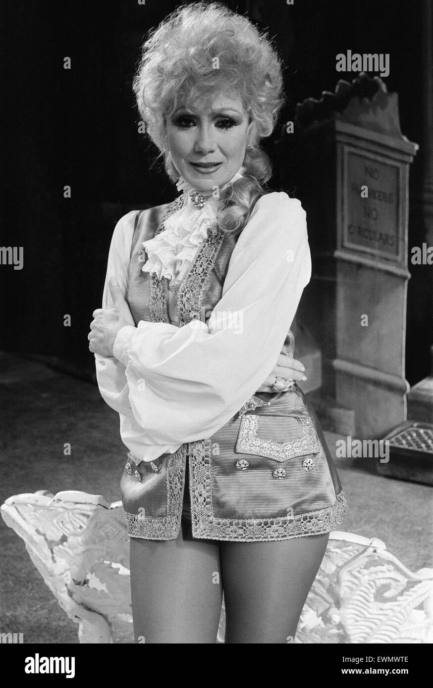 Aschenputtel Pantomime, Fototermin, Alexandra Theatre, Birmingham, 20. Dezember 1984. Joyce Blair spielt Prince Charming. Stockfoto