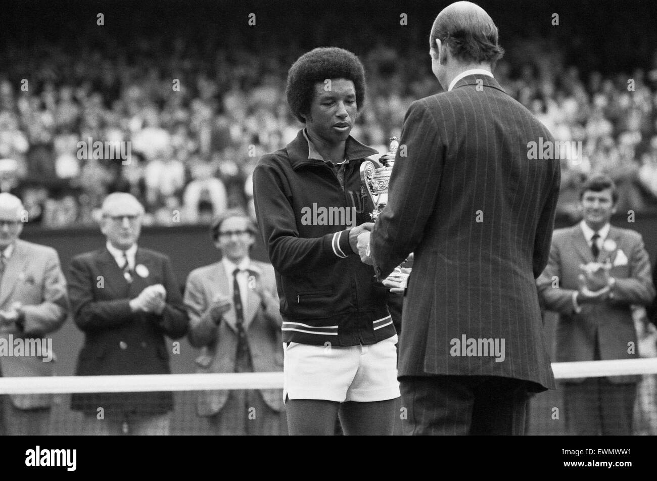 Arthur Robert Ashe, Jr. (10. Juli 1943 - 6. Februar 1993) war eine amerikanische Welt Nr. 1 Tennisspielerin Ashe, ein Afroamerikaner war der erste schwarze Spieler ausgewählt, um die Vereinigten Staaten Davis-Cup-Team und der einzige schwarze Mann jemals um die Sünde zu gewinnen Stockfoto