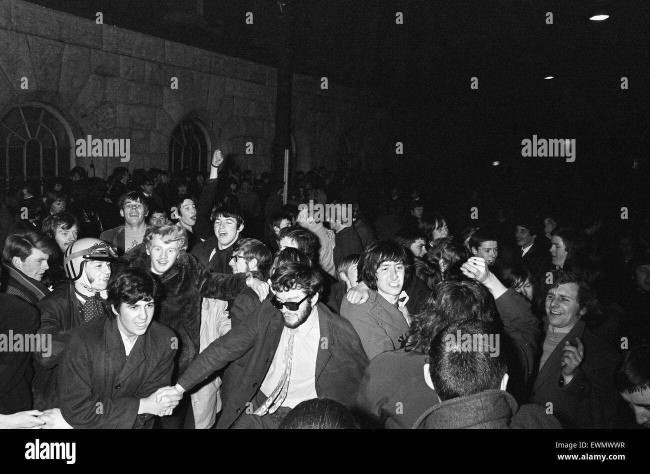 Neue Jahre Feiernden gesehen hier feiern sehen 1970 in Ratcliffe Ort, Birmingham 31. Dezember 1969 Stockfoto