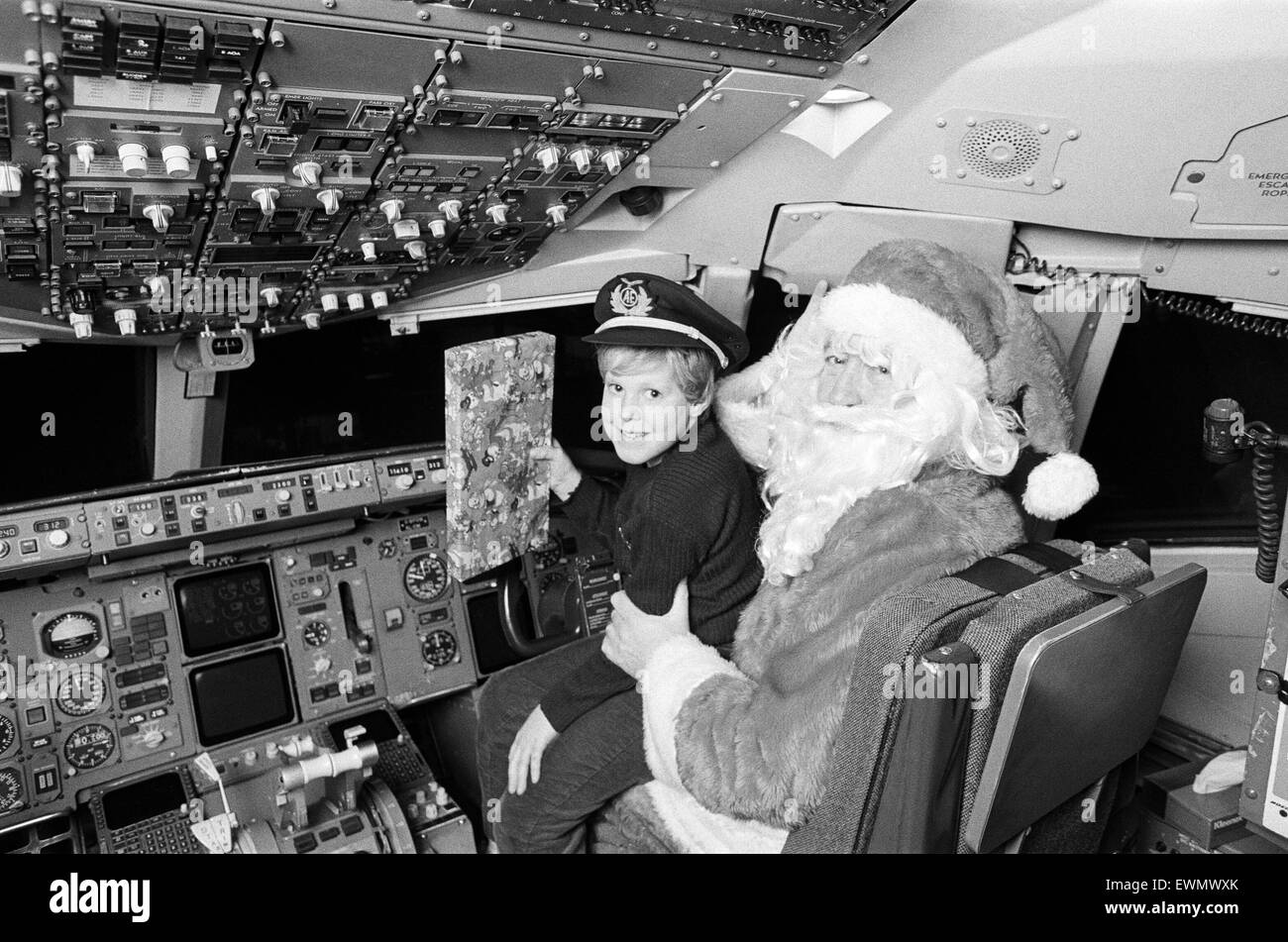 Prüfer Frauen Kreis Weihnachten Sonderflug - Santa in der Boeing 757 fliegen auf 20000 Fuß auf der Isle of man 8. Dezember 1986. Stockfoto