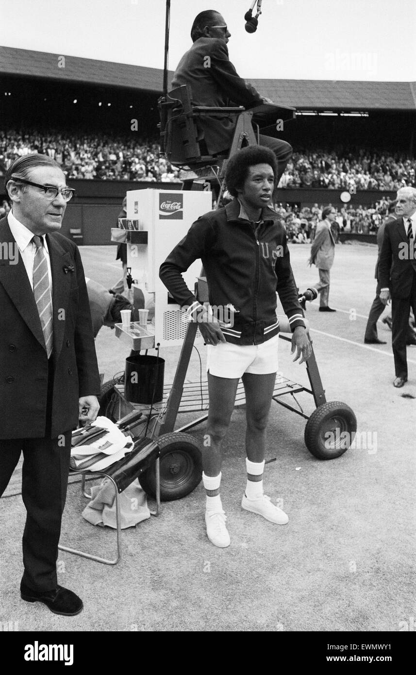 Arthur Robert Ashe, Jr. (10. Juli 1943 - 6. Februar 1993) war eine amerikanische Welt Nr. 1 Tennisspielerin Ashe, ein Afroamerikaner war der erste schwarze Spieler ausgewählt, um die Vereinigten Staaten Davis-Cup-Team und der einzige schwarze Mann jemals um die Sünde zu gewinnen Stockfoto