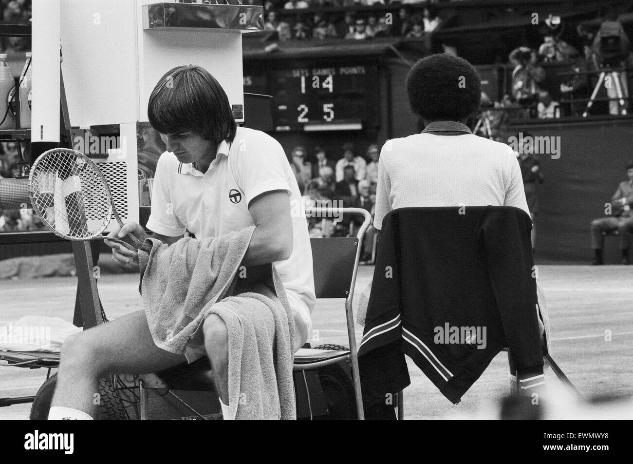 Arthur Robert Ashe, Jr. (10. Juli 1943 - 6. Februar 1993) war eine amerikanische Welt Nr. 1 Tennisspielerin Ashe, ein Afroamerikaner war der erste schwarze Spieler ausgewählt, um die Vereinigten Staaten Davis-Cup-Team und der einzige schwarze Mann jemals um die Sünde zu gewinnen Stockfoto