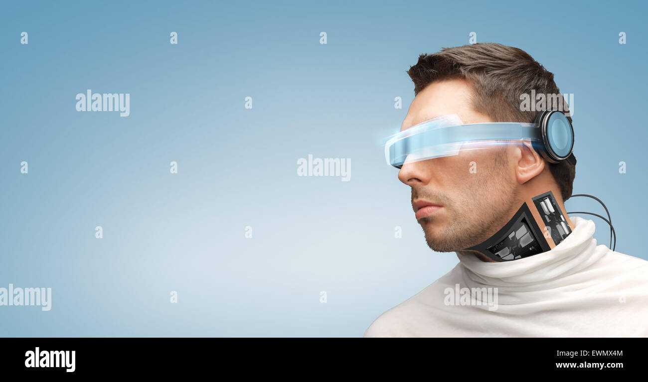 Mann mit futuristischen Gläser und Sensoren Stockfoto
