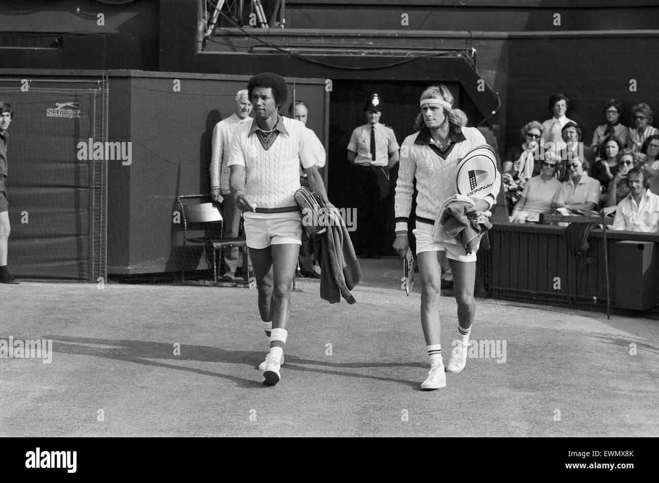 Arthur Robert Ashe, Jr. (10. Juli 1943 - 6. Februar 1993) war eine amerikanische Welt Nr. 1 Tennisspielerin Ashe, ein Afroamerikaner war der erste schwarze Spieler ausgewählt, um die Vereinigten Staaten Davis-Cup-Team und der einzige schwarze Mann jemals um die Sünde zu gewinnen Stockfoto