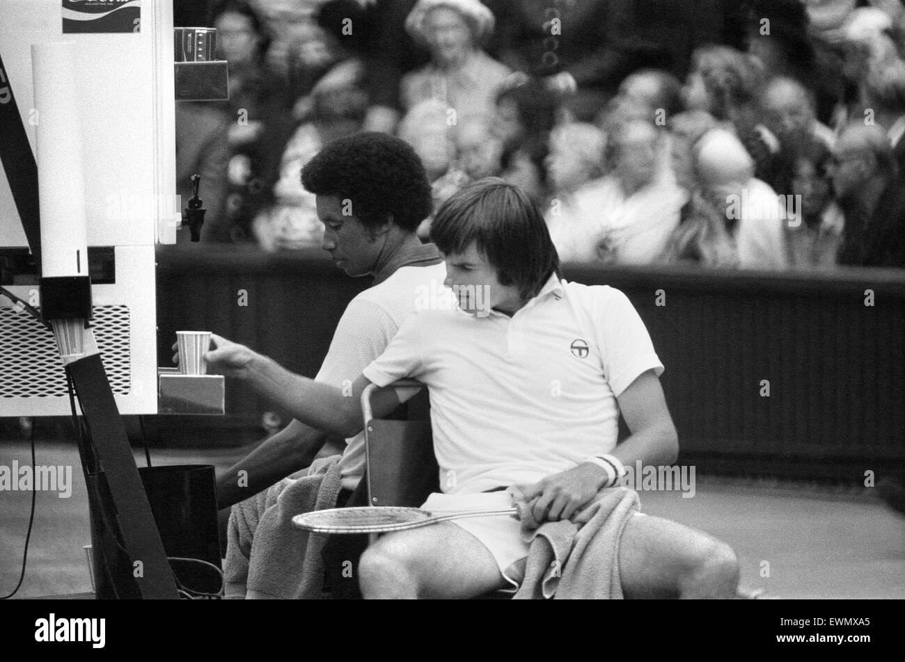 Arthur Robert Ashe, Jr. (10. Juli 1943 - 6. Februar 1993) war eine amerikanische Welt Nr. 1 Tennisspielerin Ashe, ein Afroamerikaner war der erste schwarze Spieler ausgewählt, um die Vereinigten Staaten Davis-Cup-Team und der einzige schwarze Mann jemals um die Sünde zu gewinnen Stockfoto