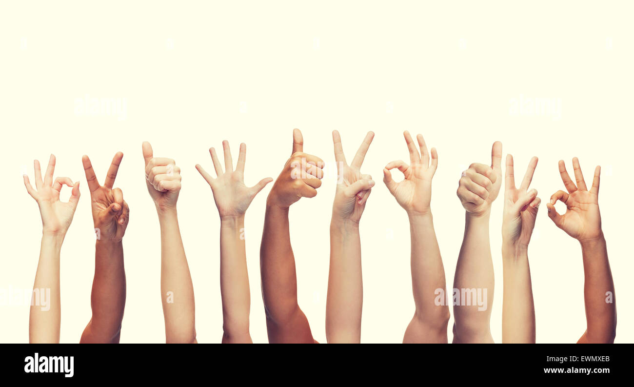 menschliche Hände zeigen, Daumen nach oben, "OK" und Peace-Zeichen Stockfoto