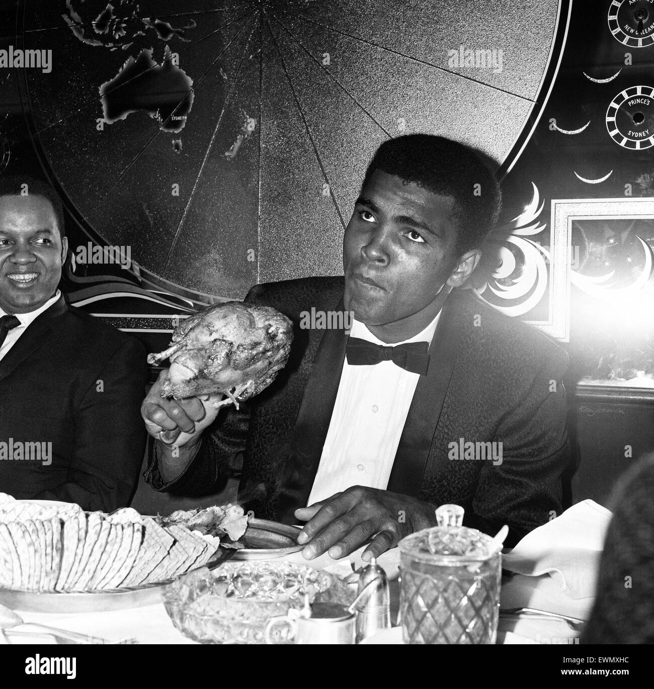 Cassius Clay (Muhammad Ali) essen Huhn in Isows Restaurant in Soho Brewer Street London. 20. Mai 1966 Stockfoto