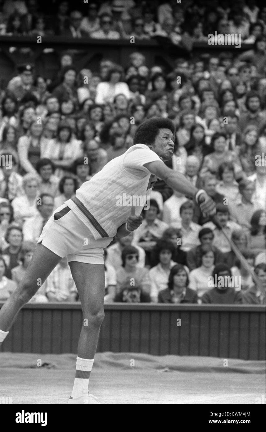 Arthur Robert Ashe, Jr. (10. Juli 1943 - 6. Februar 1993) war eine amerikanische Welt Nr. 1 Tennisspielerin Ashe, ein Afroamerikaner war der erste schwarze Spieler ausgewählt, um die Vereinigten Staaten Davis-Cup-Team und der einzige schwarze Mann jemals um die Sünde zu gewinnen Stockfoto
