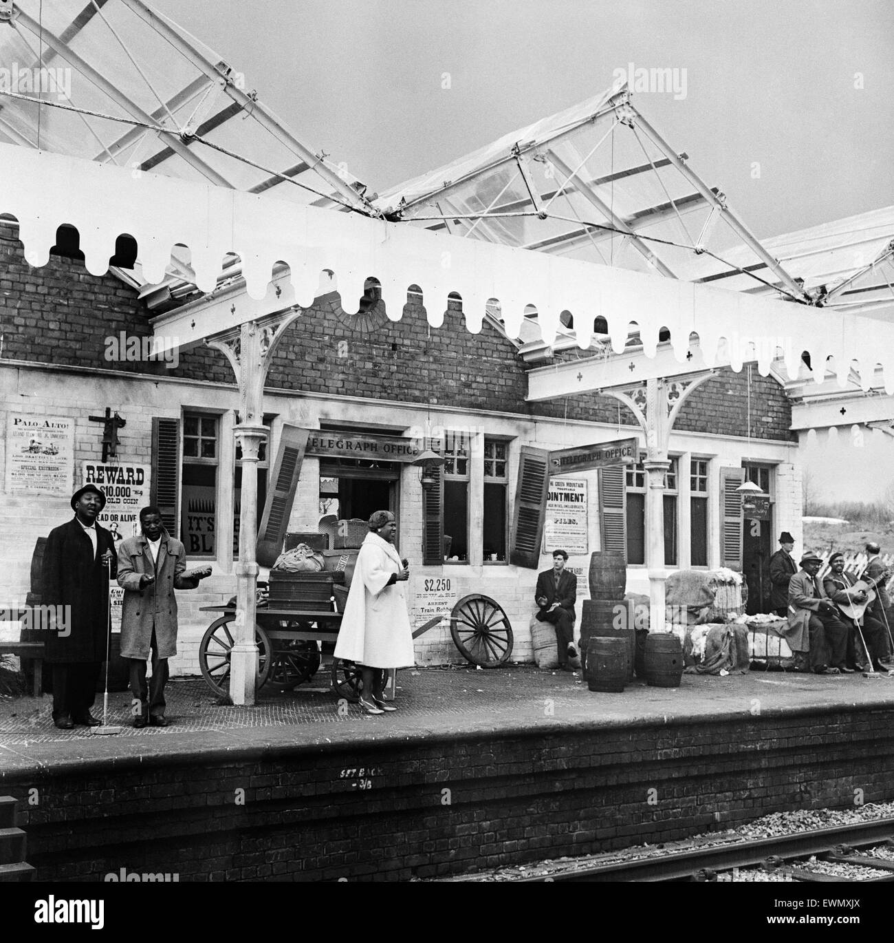 Granada TV filmt ihre "Blues und Gospel Train" Musikshow am verlassenen Bahnhof von Wilbraham Straße, Manchester. Sister Rosetta Tharpe im Bild in der Mitte. 7. Mai 1964. Stockfoto