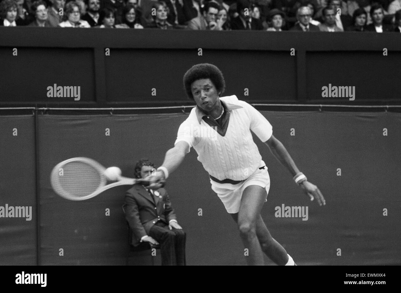 Arthur Robert Ashe, Jr. (10. Juli 1943 - 6. Februar 1993) war eine amerikanische Welt Nr. 1 Tennisspielerin Ashe, ein Afroamerikaner war der erste schwarze Spieler ausgewählt, um die Vereinigten Staaten Davis-Cup-Team und der einzige schwarze Mann jemals um die Sünde zu gewinnen Stockfoto