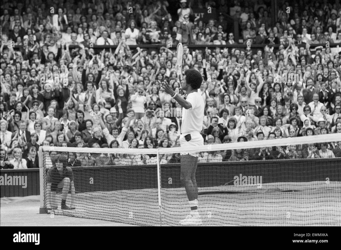 Arthur Robert Ashe, Jr. (10. Juli 1943 - 6. Februar 1993) war eine amerikanische Welt Nr. 1 Tennisspielerin Ashe, ein Afroamerikaner war der erste schwarze Spieler ausgewählt, um die Vereinigten Staaten Davis-Cup-Team und der einzige schwarze Mann jemals um die Sünde zu gewinnen Stockfoto