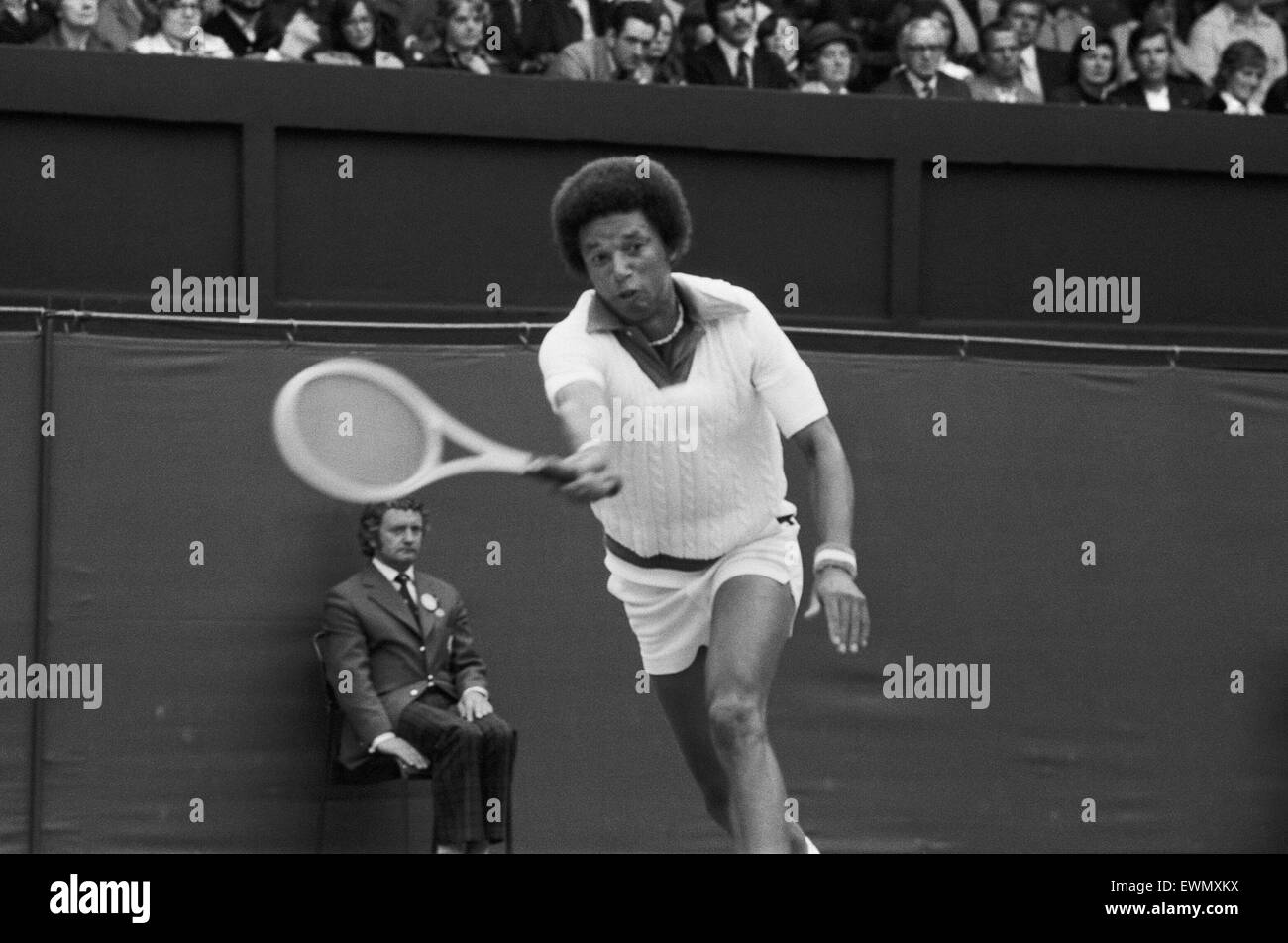 Arthur Robert Ashe, Jr. (10. Juli 1943 - 6. Februar 1993) war eine amerikanische Welt Nr. 1 Tennisspielerin Ashe, ein Afroamerikaner war der erste schwarze Spieler ausgewählt, um die Vereinigten Staaten Davis-Cup-Team und der einzige schwarze Mann jemals um die Sünde zu gewinnen Stockfoto