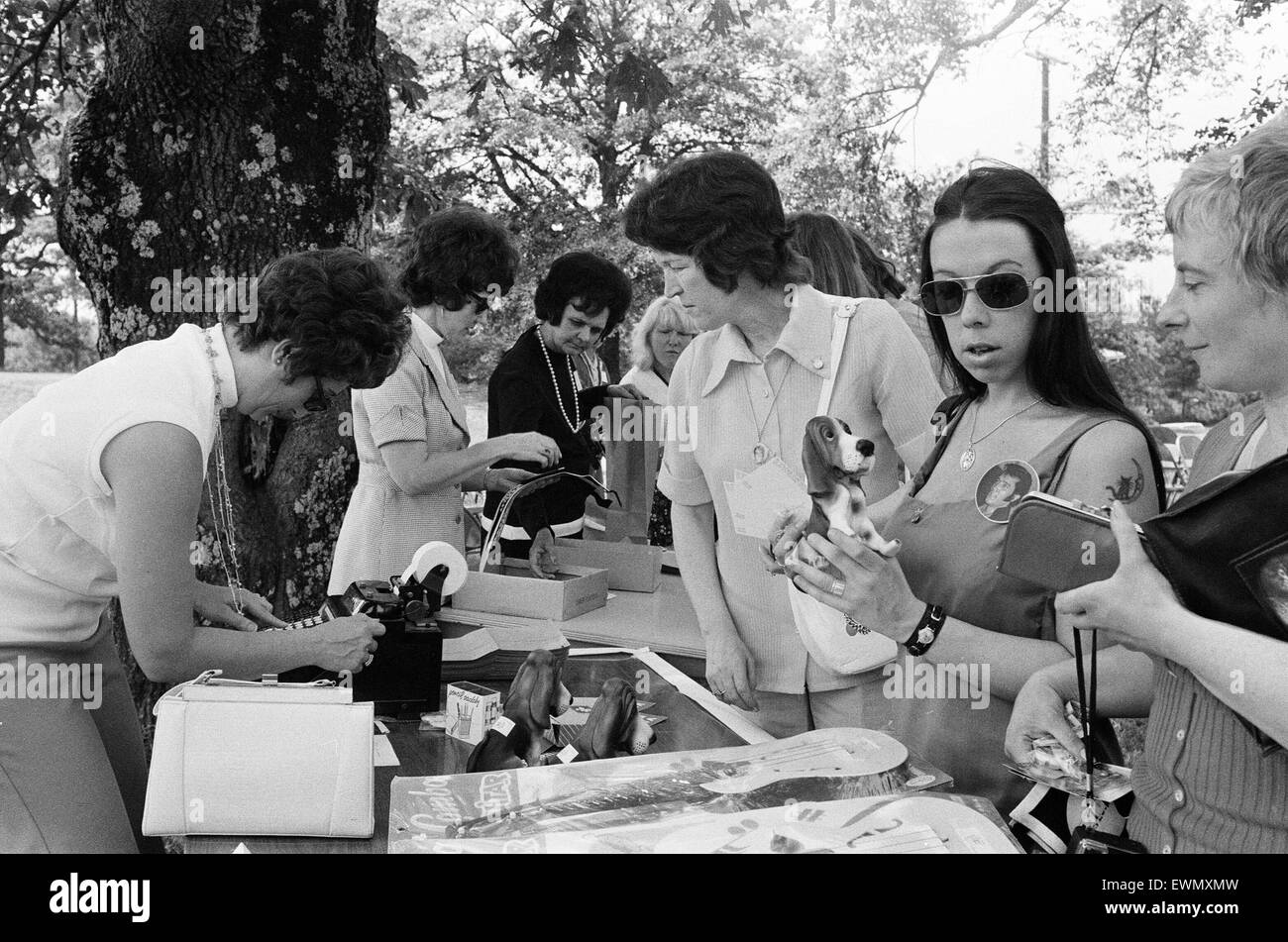 Elvis Presley Fans aus Großbritannien, Holland und Dänemark durchsuchen und bei Besuch in sein Haus und sein Geburtshaus in Tupelo, Lee County, Mississippi, USA, 27. August 1973 Souvenirs kaufen. Betreut von den Damen von Tupelo. Stockfoto