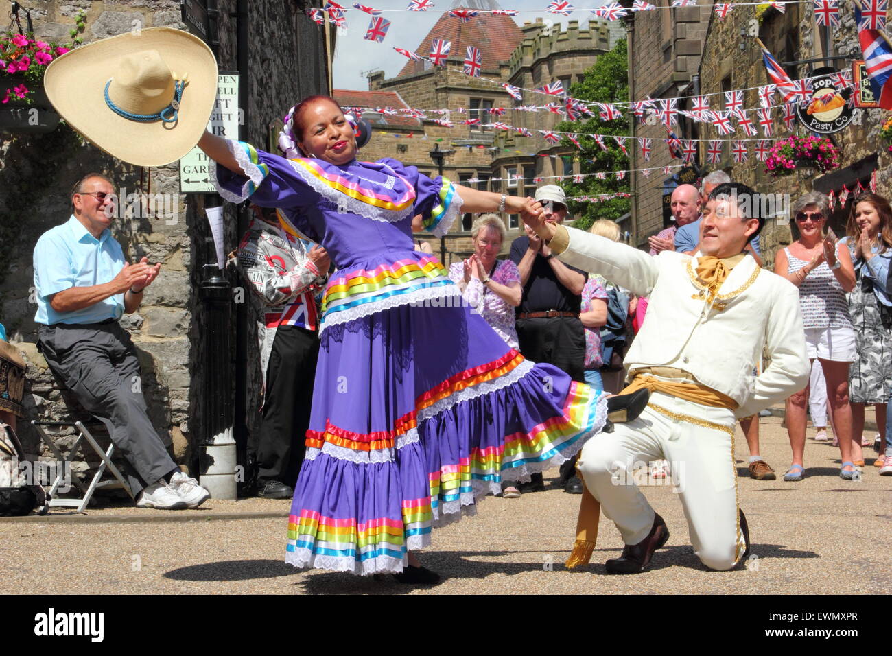 Mitglieder der Sohn de America, einer Lateinamerikanischen Tanzgruppe im Freien an der Bakewell Internationaler Tag des Tanzes durchführen, Bakewell UK Stockfoto