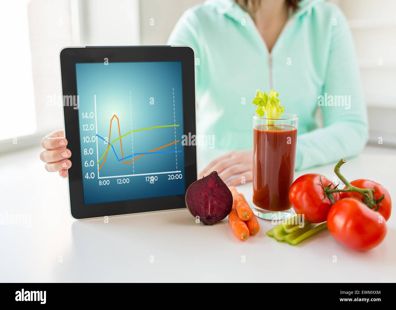 Nahaufnahme von Frau mit TabletPC und Gemüse Stockfoto