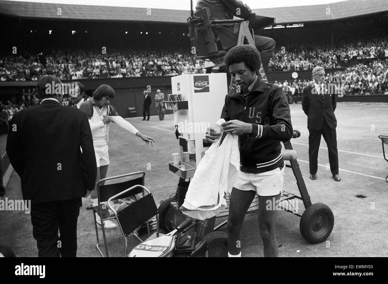 Arthur Robert Ashe, Jr. (10. Juli 1943 - 6. Februar 1993) war eine amerikanische Welt Nr. 1 Tennisspielerin Ashe, ein Afroamerikaner war der erste schwarze Spieler ausgewählt, um die Vereinigten Staaten Davis-Cup-Team und der einzige schwarze Mann jemals um die Sünde zu gewinnen Stockfoto