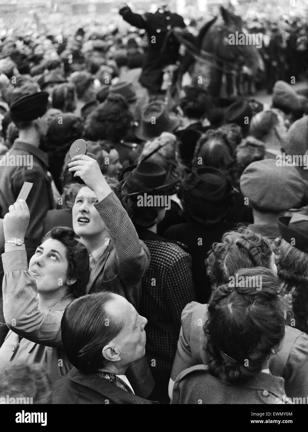 VE Day Feierlichkeiten in London am Ende des zweiten Weltkriegs.  Riesige Menschenmengen versammelten sich während der Feierlichkeiten in Westminster.  8. Mai 1945. Stockfoto