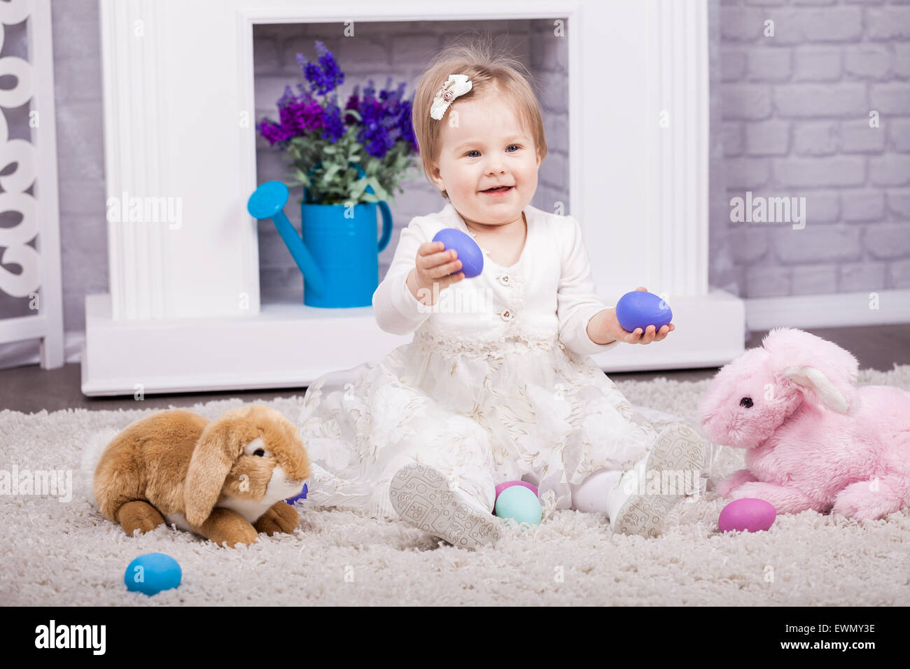 Kind spielt mit Ostereiern Stockfoto