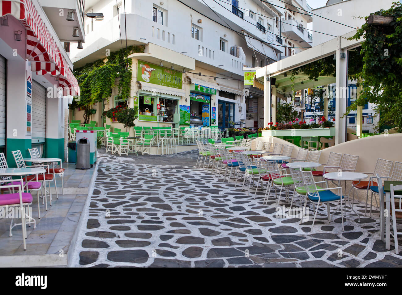 A Straßenszene in Chora auf der griechischen Insel Naxos. Stockfoto