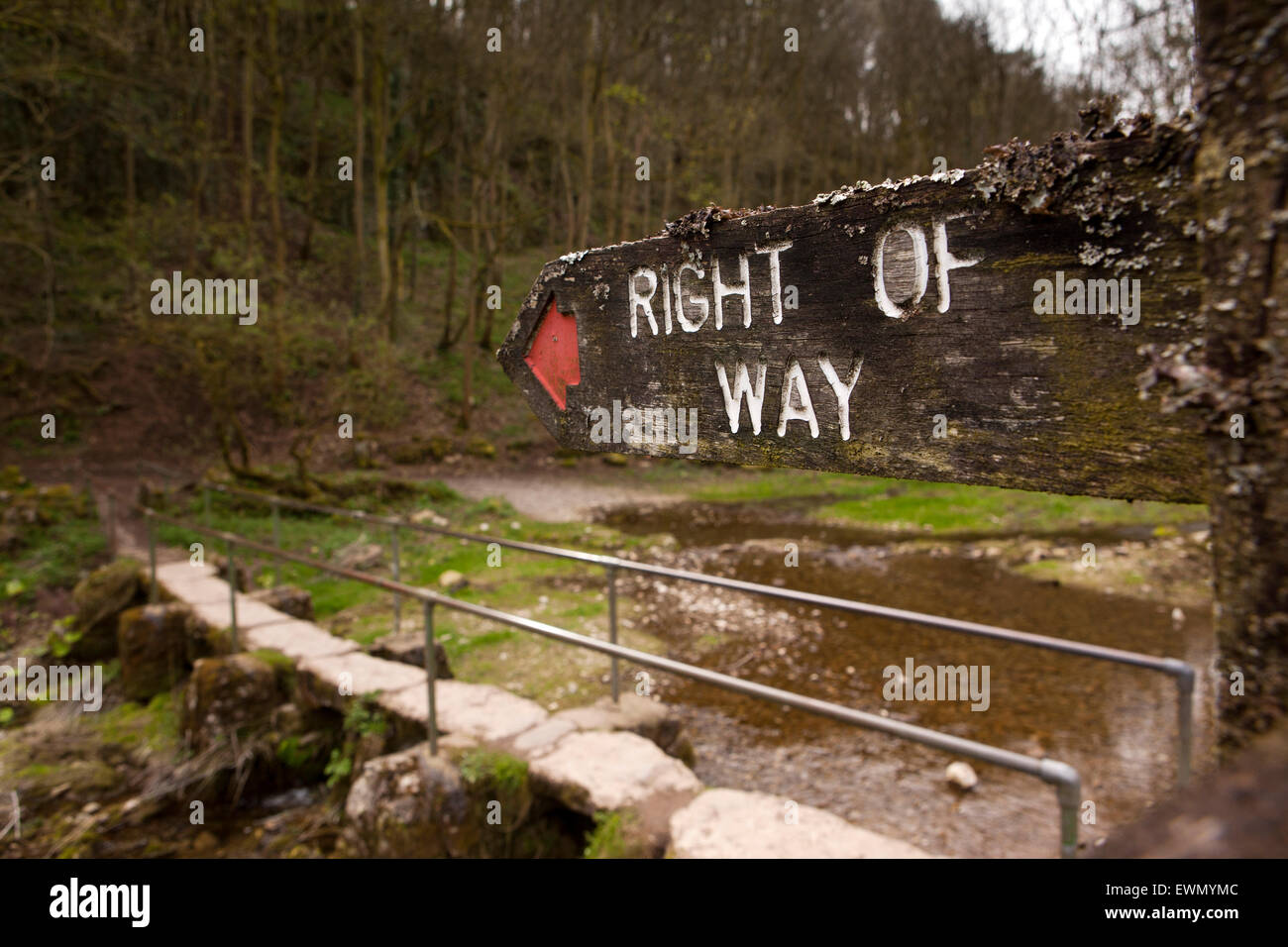 Großbritannien, England, Derbyshire, über Haddon, rechts vom Weg Fußweg Schild am Steg über Fluß Lathkill Dale Nature Reserve Stockfoto