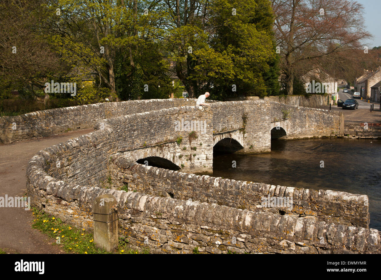 Großbritannien, England, Derbyshire, Ashford im Wasser, Besucher auf Sheepwash Brücke über Fluss Wye Stockfoto