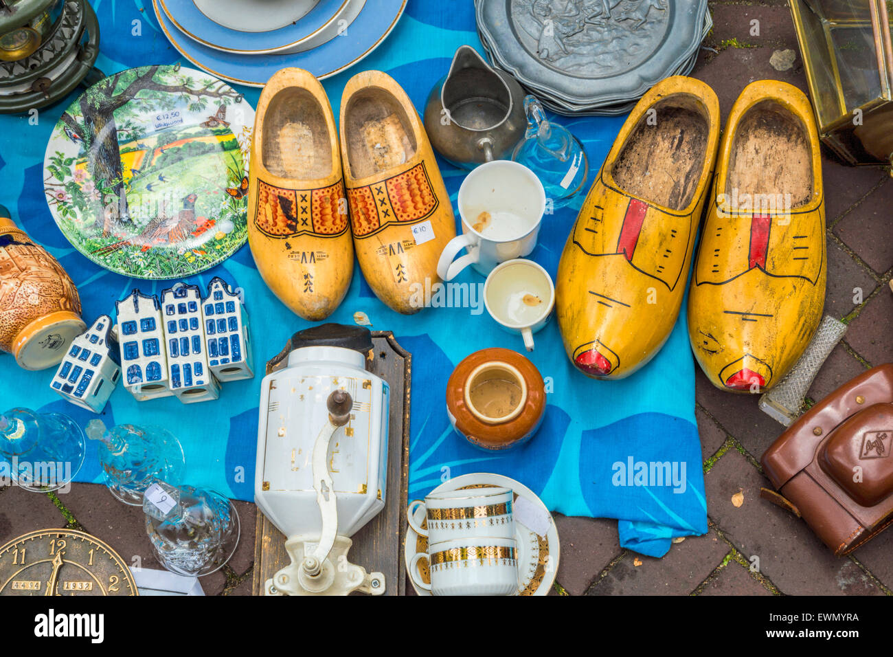 BRIC-à-Brac zu verkaufen in einem Straßenmarkt, entlang der Kanäle in der Stadt Zentrum von Delft, Zuid-Holland, Niederlande. Stockfoto