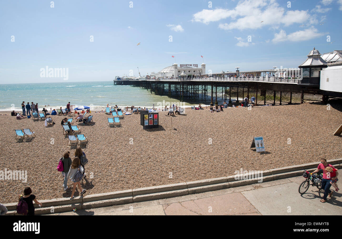 Brighton Pier Liegestühle Sonnenstrand Schindel Meer Stockfoto