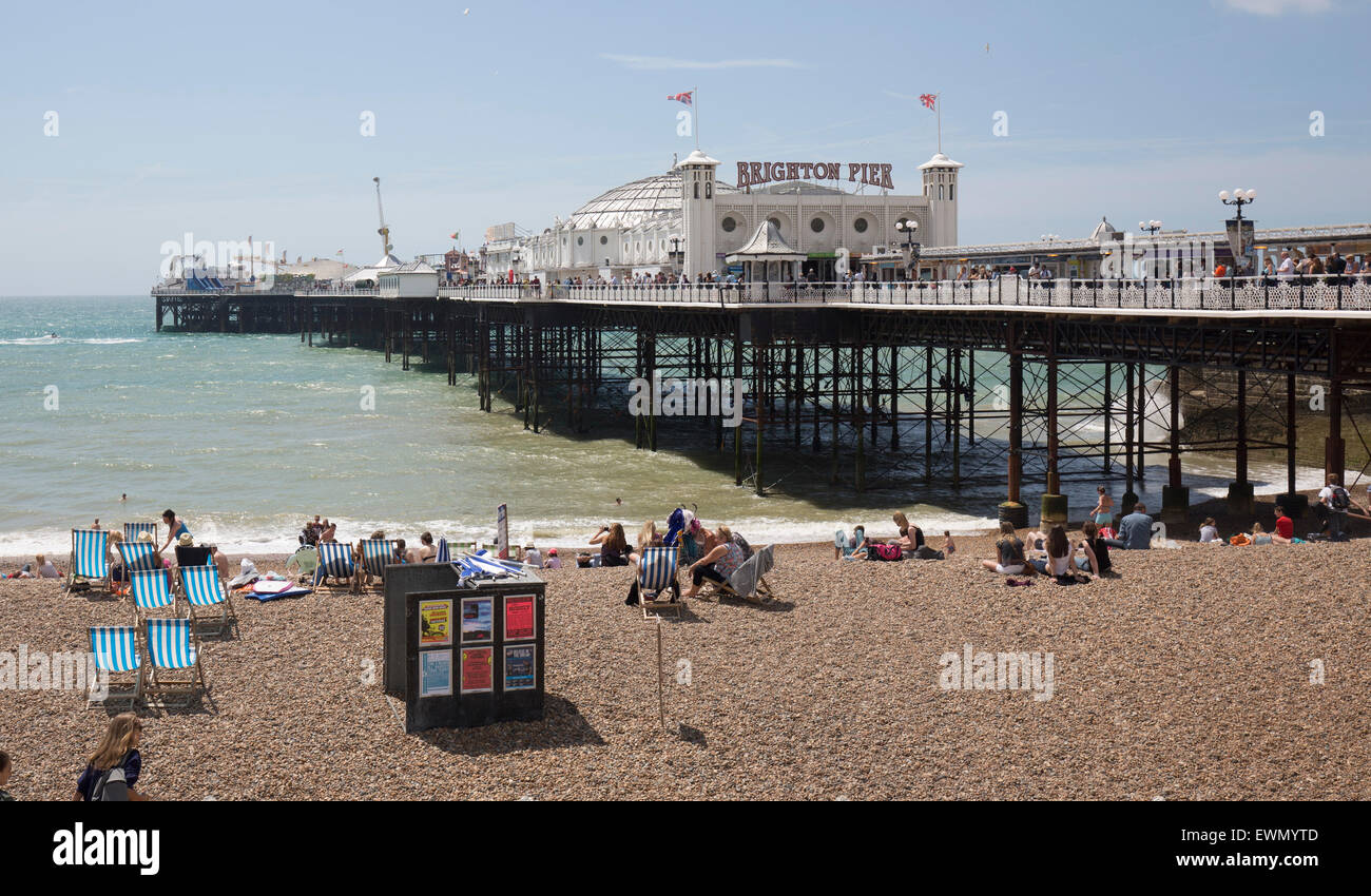 Brighton Pier Liegestühle Sonnenstrand Schindel Meer Stockfoto