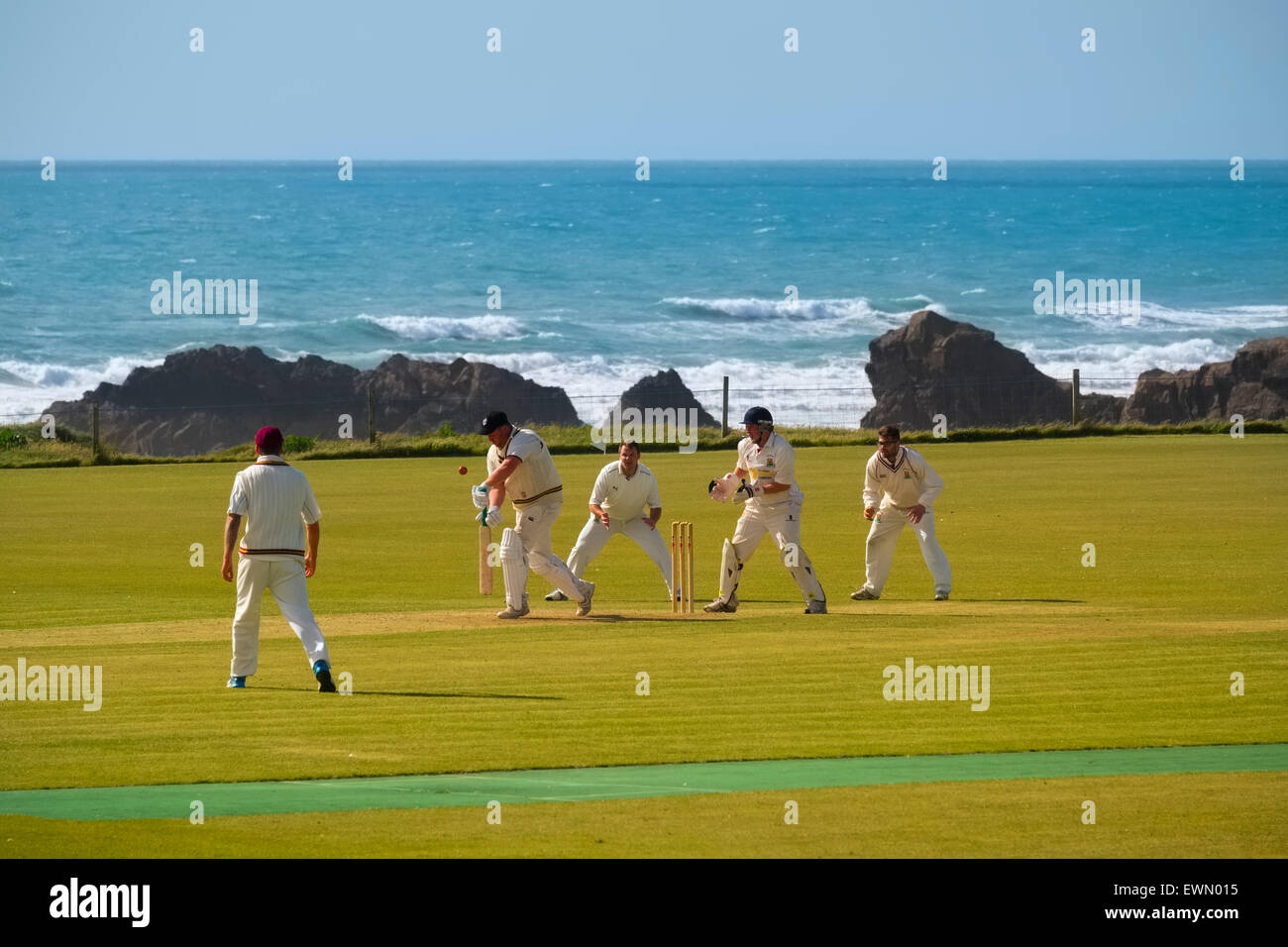 Aktion bei Bude Nordcornwall Cricket Club neben dem Atlantik, England, UK Stockfoto