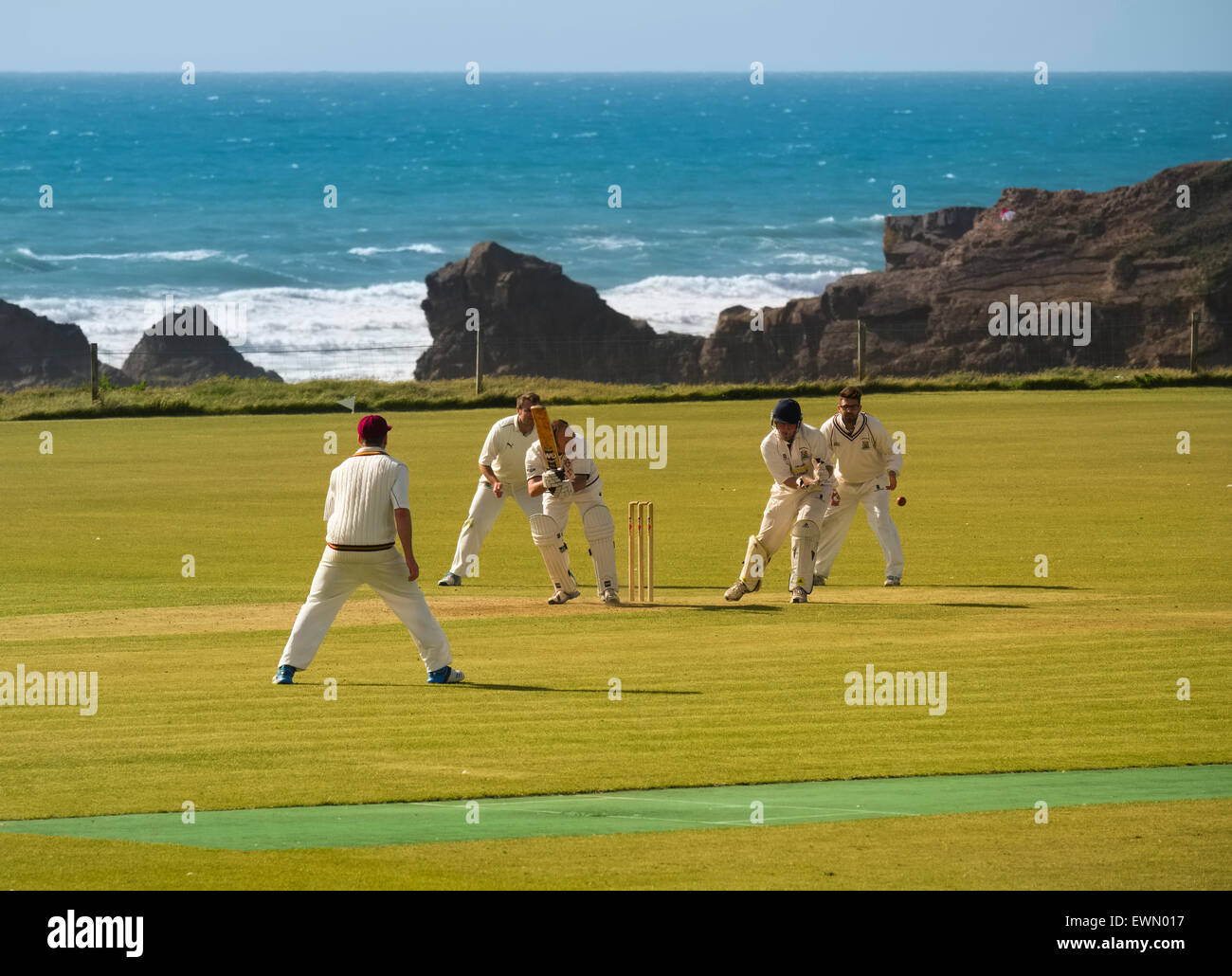 Aktion bei Bude Nordcornwall Cricket Club neben dem Atlantik, England, UK Stockfoto