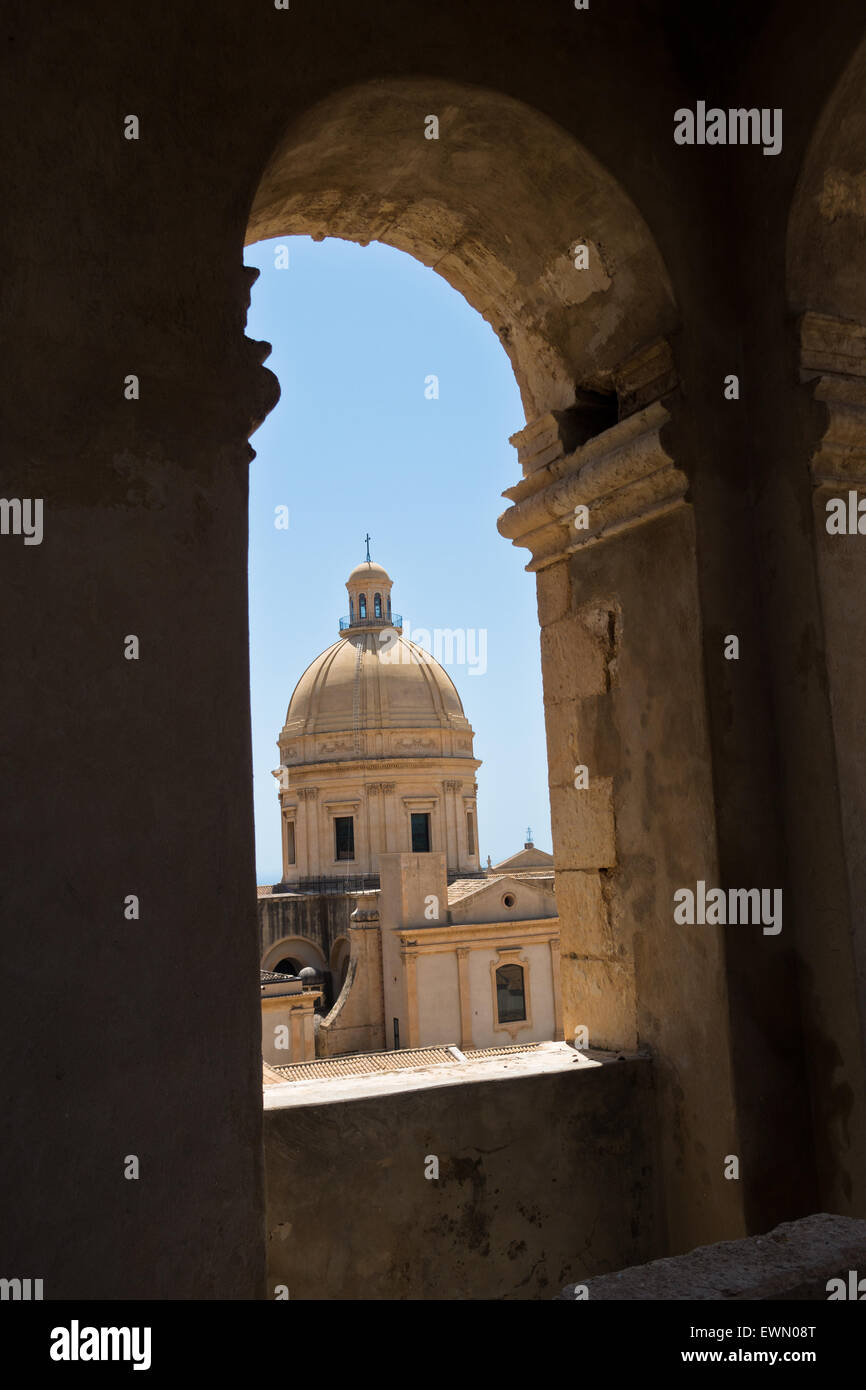 Kuppel des Doms in Noto von einem Glockenturm, Sizilien Stockfoto