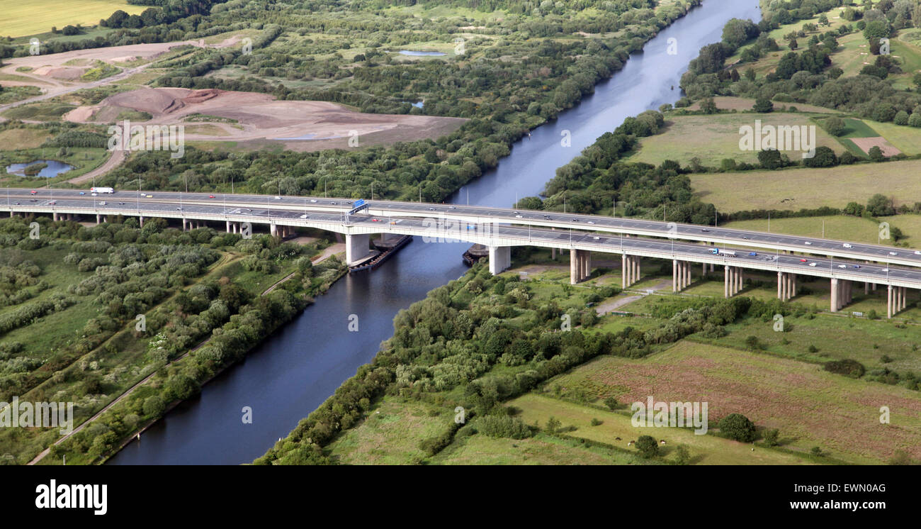 Luftaufnahme der Autobahn M6 Thelwalls Viadukt in Cheshire, Großbritannien Stockfoto