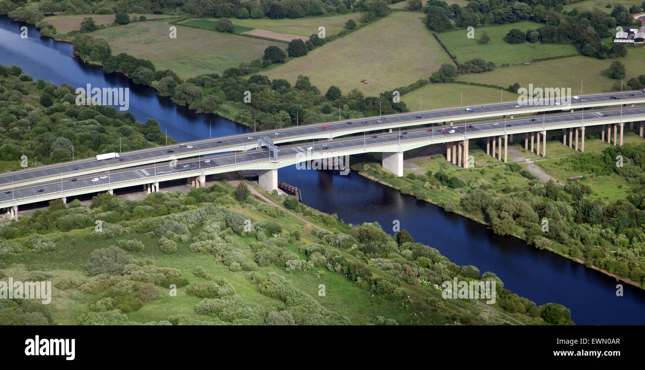 Luftaufnahme der Autobahn M6 Thelwalls Viadukt in Cheshire, Großbritannien Stockfoto