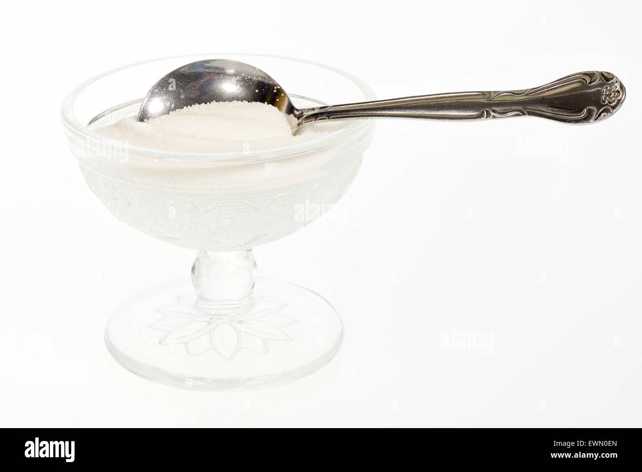 Kleine Schüssel mit Zucker und einem Teelöffel Stockfoto