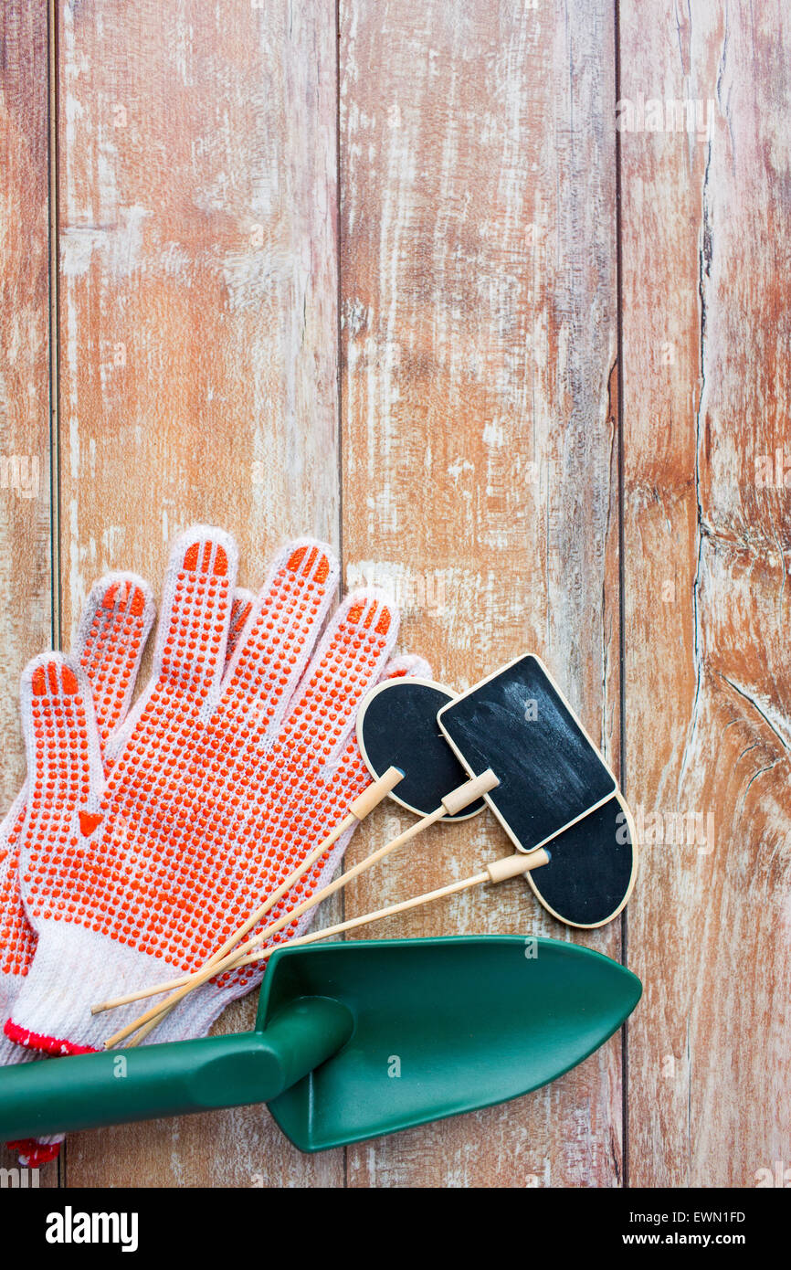 Nahaufnahme von Kelle, Namensschilder und Garten Handschuhe Stockfoto