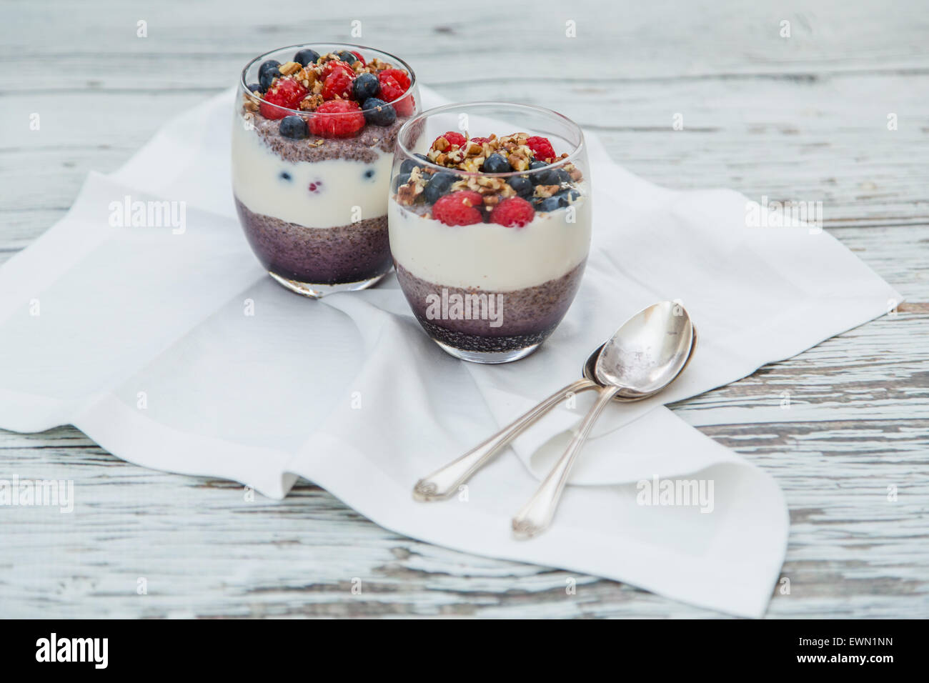 Gluten, Milchprodukte frei Chia & Berry-Parfait, leckeres Frühstück, gesunder Genuss, leichtes dessert Stockfoto