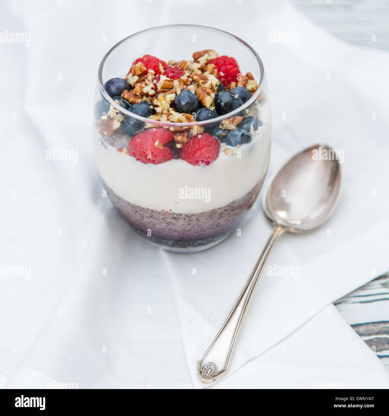 Gluten, Milchprodukte frei Chia & Berry-Parfait, leckeres Frühstück, gesunder Genuss, leichtes dessert Stockfoto