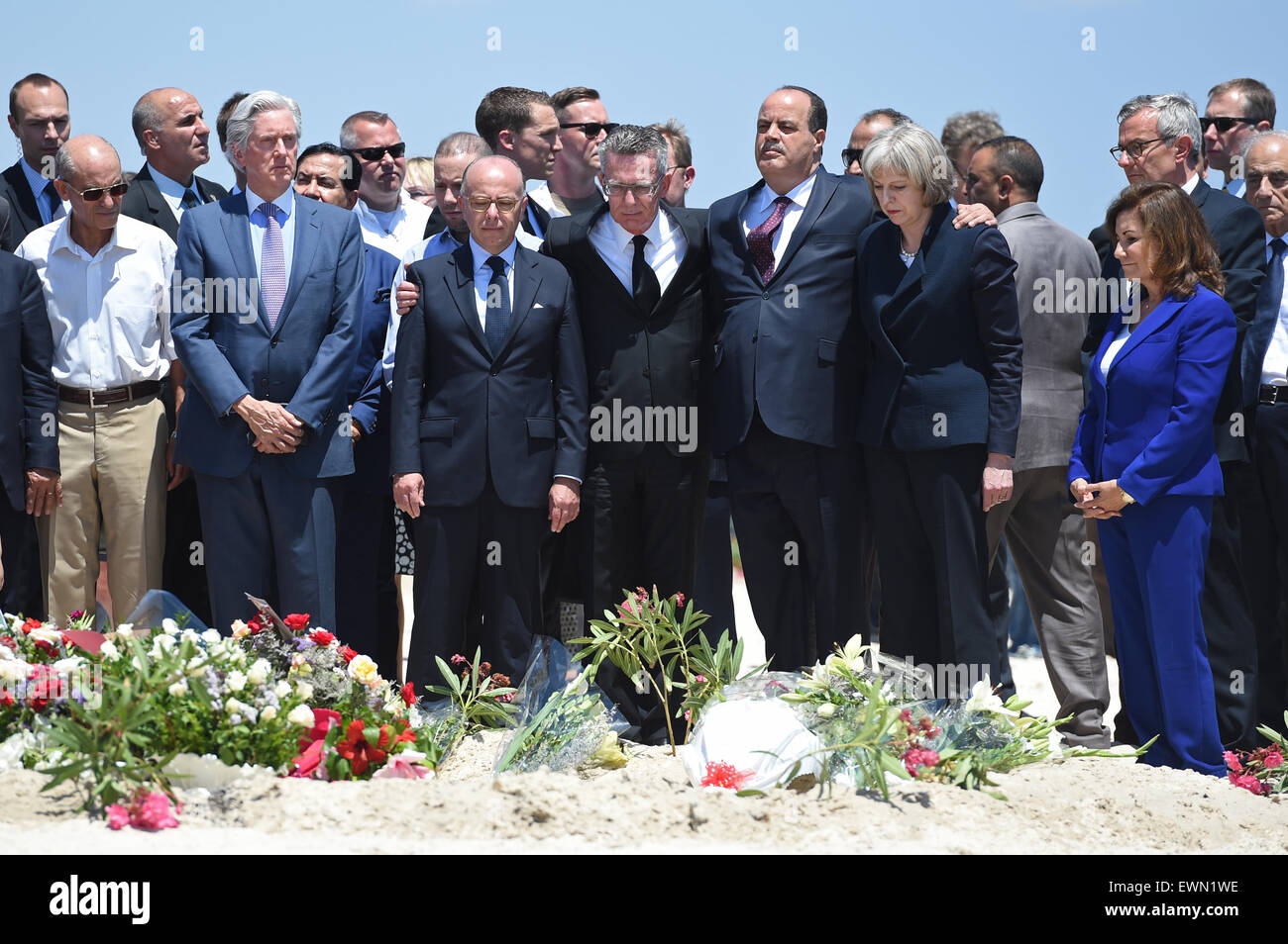 Sousse, Strafjustiz. 29. Juni 2015. Hotelbesitzer Zohra Driss (R-l) British Home Secretary Theresa May, tunesischen Innenminister Mohamed Najem Gharsalli, Bundesminister des Innern Thomas de Maiziere und französische Minister des Innern Bernard Cazeneuve besuchen die Szene des Schießens der das Hotel Imperial Marhaba in Sousse, Strafjustiz, 29. Juni 2015. Mindestens 38 Menschen starben in den Terroranschlag in Tunesien, vor allem Urlauber. Bildnachweis: Dpa picture Alliance/Alamy Live News Stockfoto