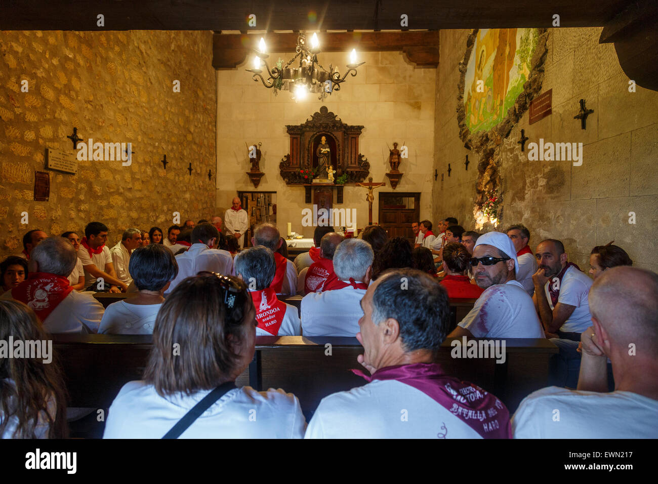 Eine Messe in der Kapelle zu feiern. Schlacht von Weinfest. Haro. La Rioja. Spanien Stockfoto