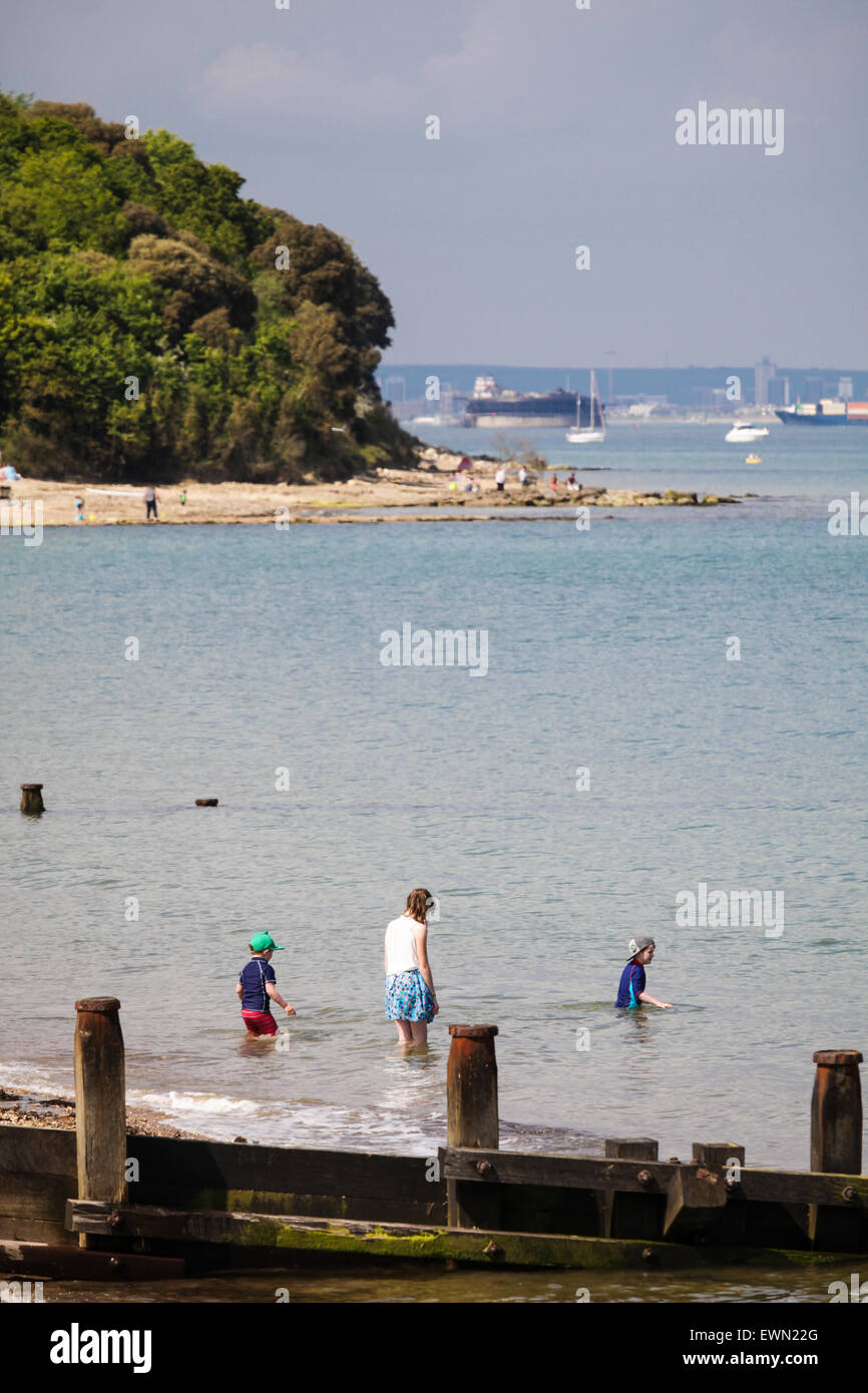 Menschen genießen den Sommer am Strand von St Helens Duver auf der Isle Of Wight Stockfoto