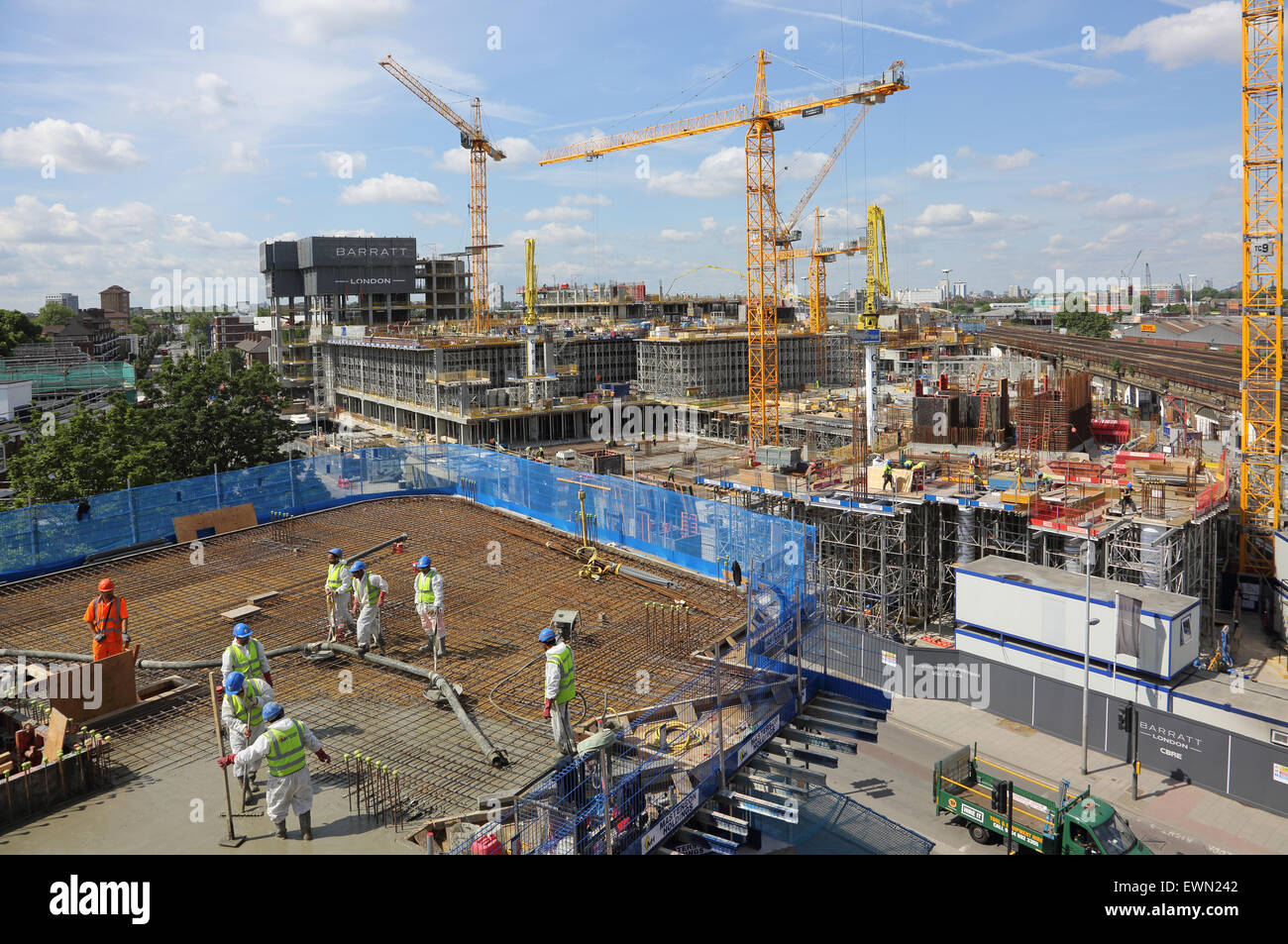 Arbeiter Gießen auf einer neuen Wohnanlage bei Vauxhall, London, während ein weiteres Großprojekt im Hintergrund verarbeitet wird Beton Stockfoto