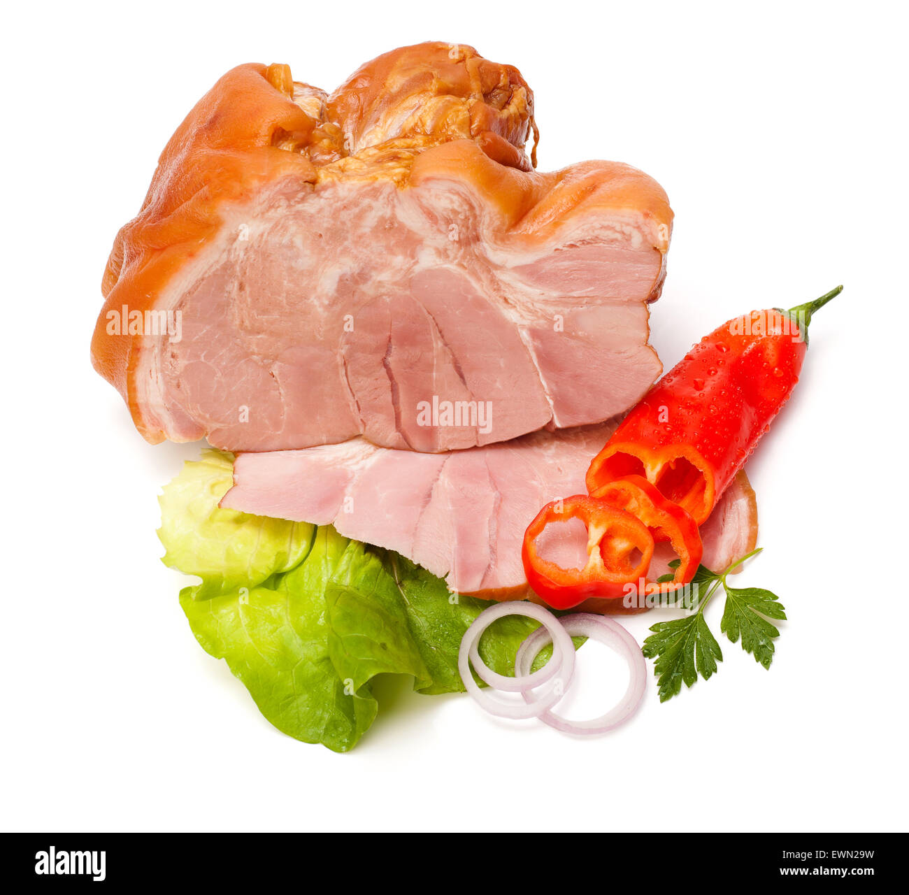 Geräucherte und gekochte Schinken mit Salat Blätter, Pfeffer, Petersilie und Zwiebel Dekoration Stockfoto