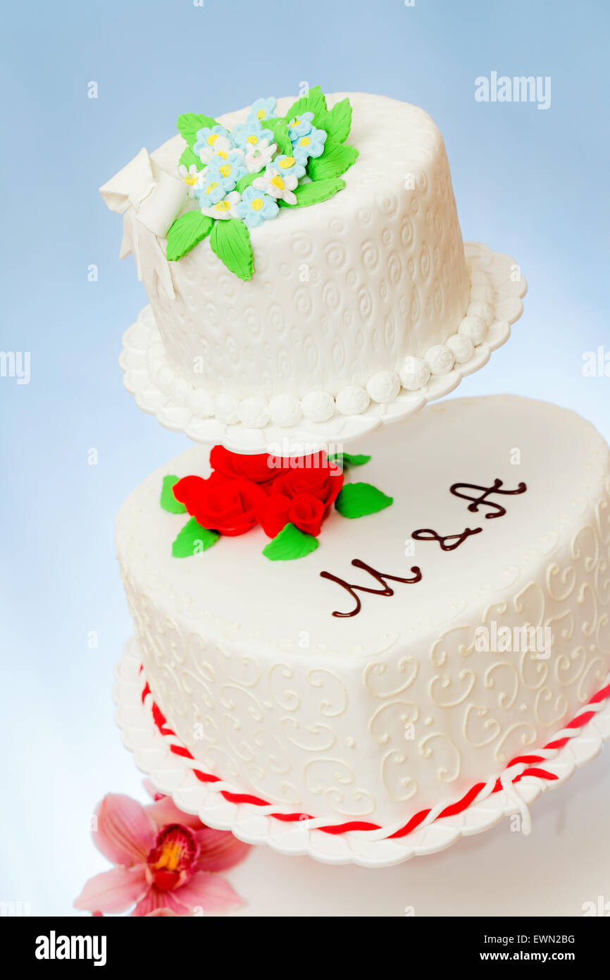 Detailansicht der verschiedenen Hochzeitstorten Modelle auf blauem Hintergrund Stockfoto