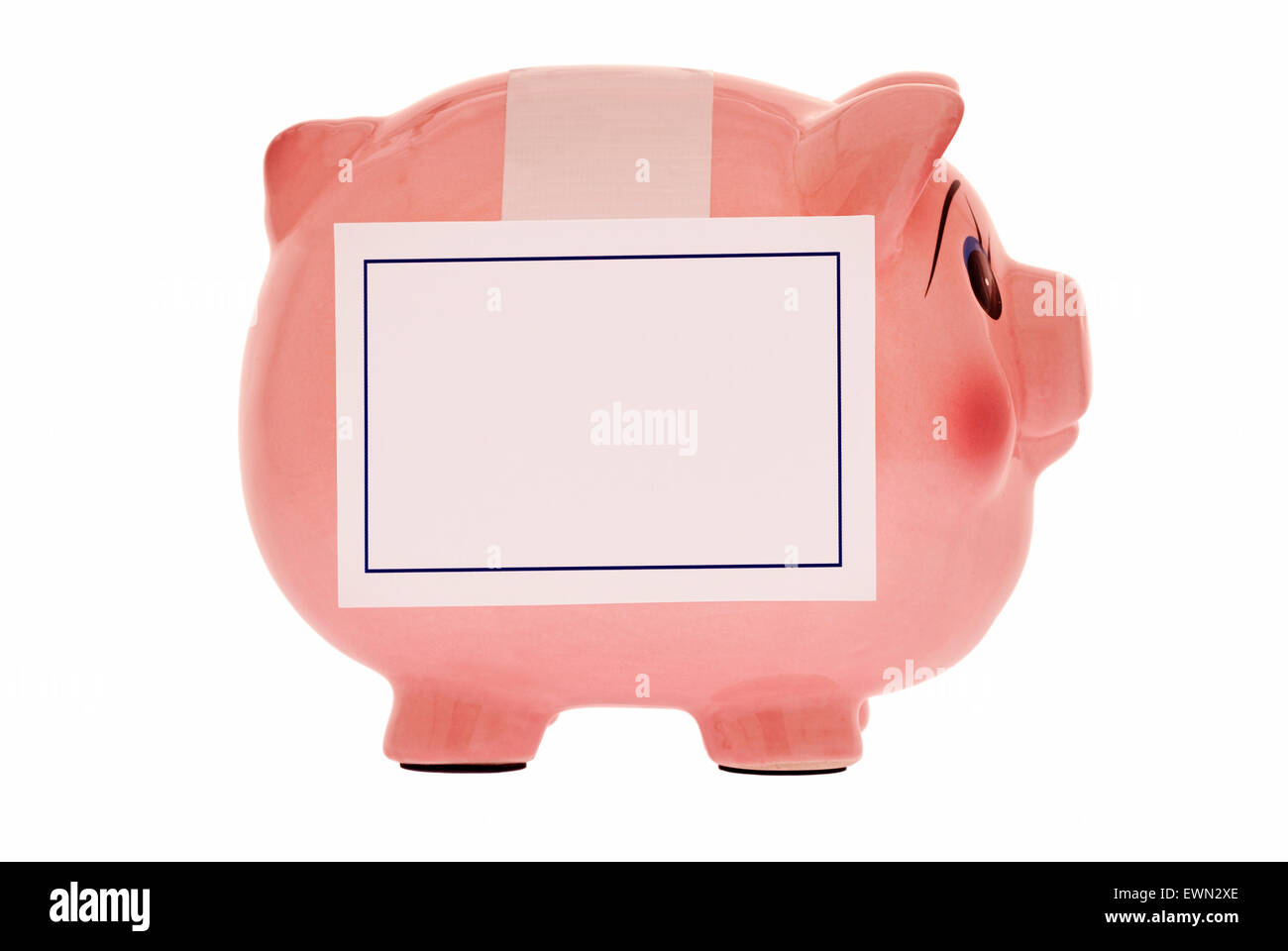 Piggy Bank seitwärts mit leere Zeichen. Isoliert auf weiss Stockfoto