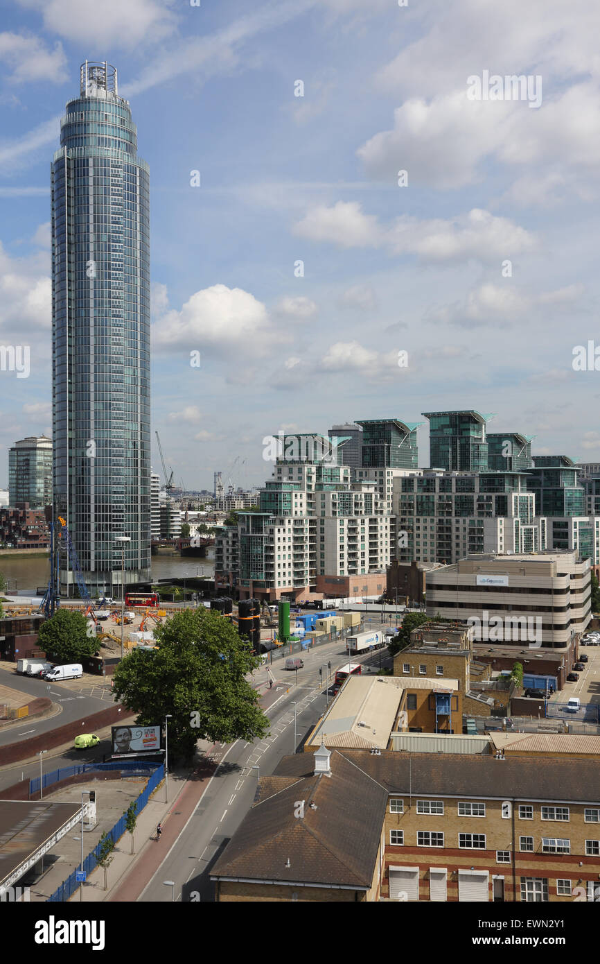 Riverside Wohnanlagen am St Georges Wharf in Vauxhall, Südlondon. Zeigt Wandsworth Road im Vordergrund Stockfoto